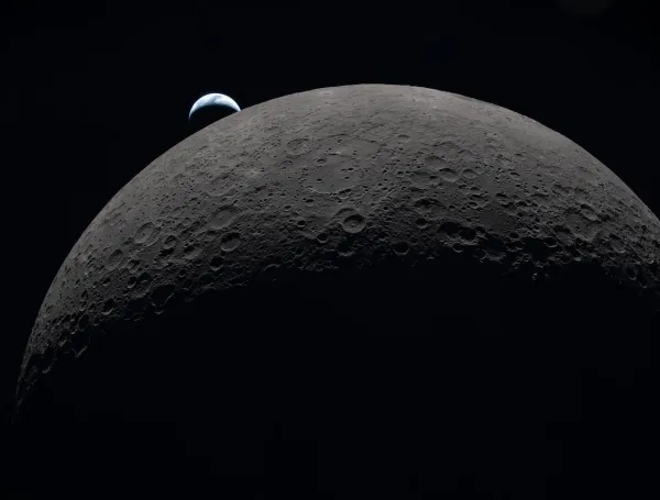 La Luna podría esconder rastros de tecnología extraterrestre: científicos proponen buscarlos en su polvo