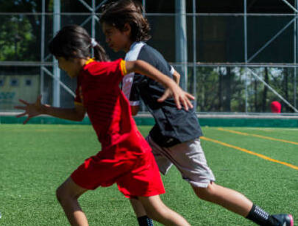 Menor de edad fue atacado violentamente por un joven que le pidió que lo dejara jugar fútbol en Medellín.