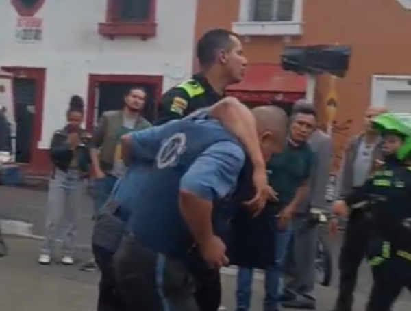Video: violento robo en Oxxo de Bogotá; golpean a guarda y huyen