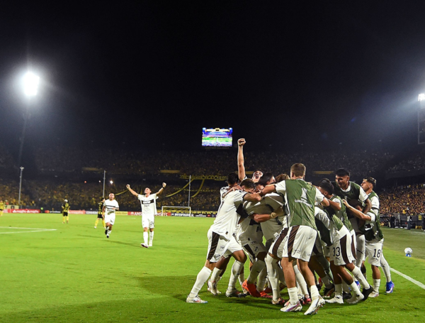 Platense le ganó a Peñarol en Montevideo y le mete más presión a Santa ...