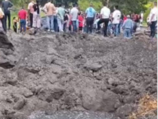 A la izquierda, el cráter en la vía Panamericana por atentado del 25 de abril que dejó 19 muertos. A la derecha, atentado el 23 de marzo con un policía muerto y 15 heridos en la Panamericana, dejando otro cráter.