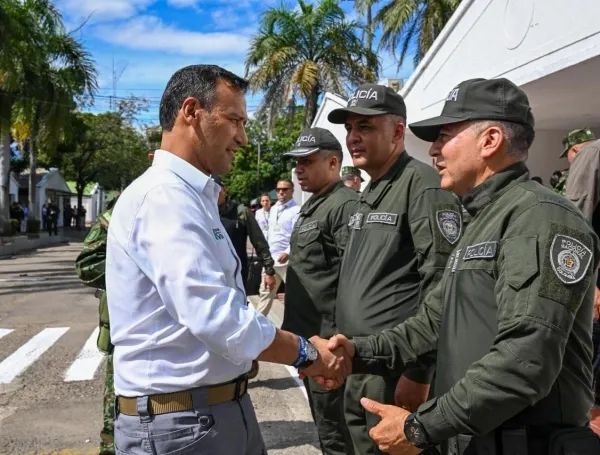 El ministro de Defensa Pedro Sánchez Suárez, saluda a un uniformado.