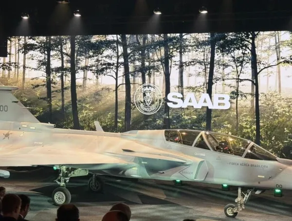 Estas son las fotos del nuevo Gripen F, el avión de combate que fue presentado en Suecia y que llegará a Colombia