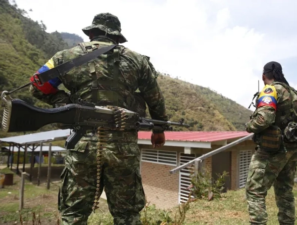 Fotografía de archivo de guerrilleros de las disidencias de las Farc en Tacueyó, zona del Cauca (Colombia).
