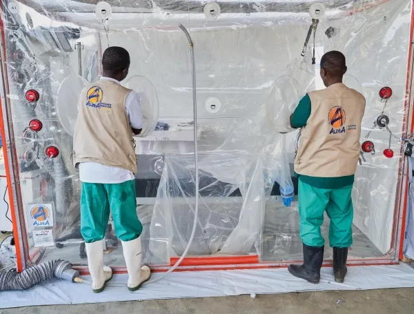 La crisis por ébola en RD del Congo deja 828 muertos y 2.124 casos confirmados mientras aíslan a trabajadores humanitarios estadounidenses en Kenia.