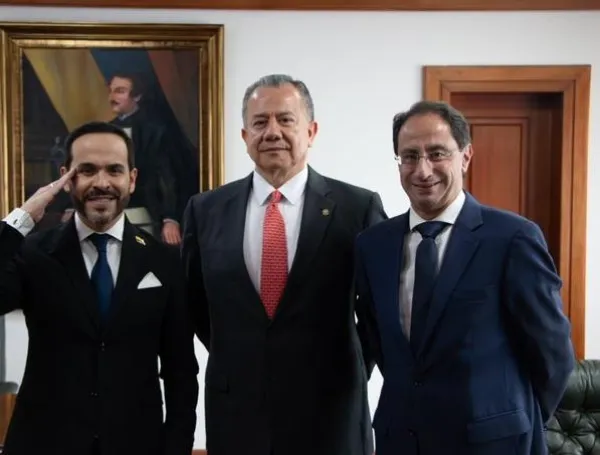 El presidente electo Abelardo de la Espriella, el vicepresidente de la Corte Suprema, Hugo Quintero, y José Manuel Restrepo.