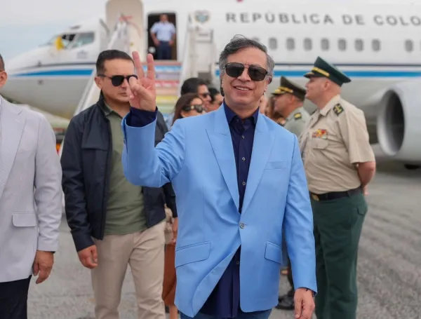 Gustavo Petro a su llegada a Roma.