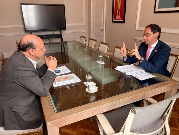 Empalme presidencial entre José Manuel Restrepo y Germán Ávila.