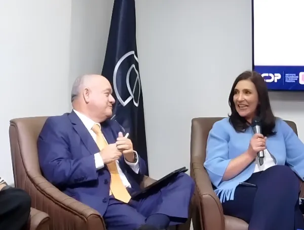 José Fernando Reyes y Gloria Stella Ortiz, exmagistrados de la Corte Constitucional.