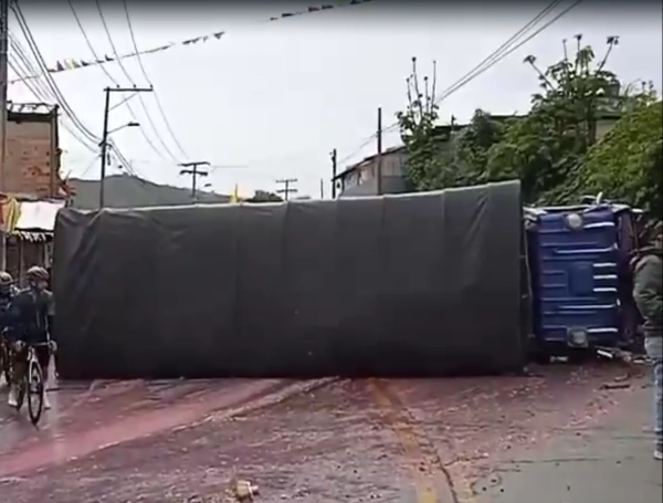 Vía a La Calera hoy: se volcó camión y hay cierre total en el km 4,5