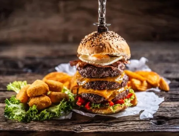 La tendencia de la hamburguesa triple llegó a distintos restaurantes en Colombia: estas son las promociones y combos disponibles