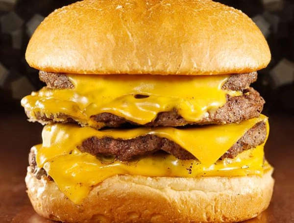 La tendencia de la hamburguesa triple llegó a distintos restaurantes en Colombia: estas son las promociones y combos disponibles
