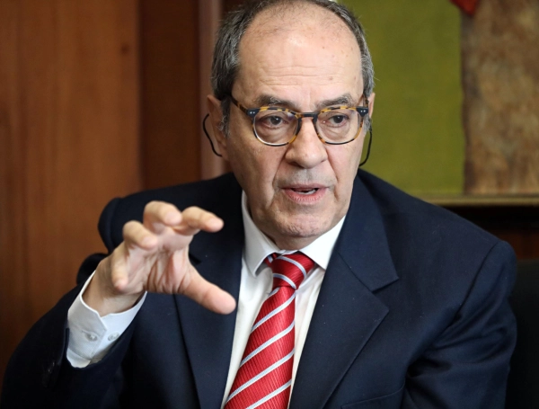 Mezcla de dólar bajo y subir tasas es el principal riesgo: César Giraldo, codirector del Banco de la República