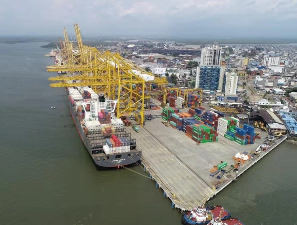 La principal terminal marítima de Colombia sobre el Pacífico moviliza cerca del 49% de la carga en contenedores del comercio exterior colombiano.