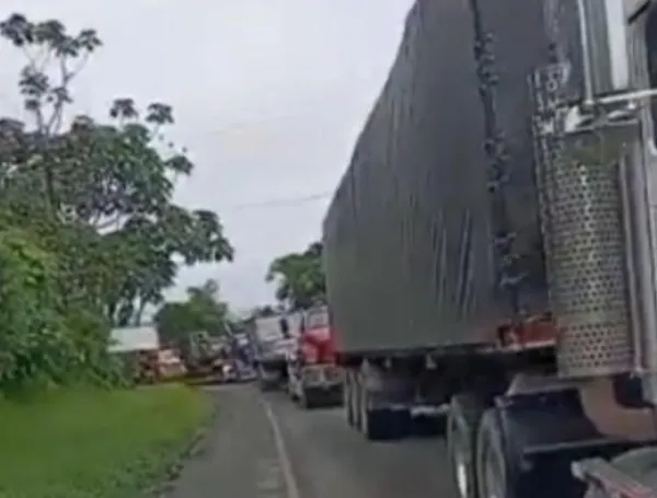 Bloqueo en la vía a Buenaventura, en el sector de El Gallinero.