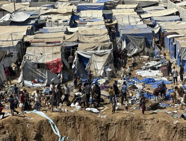 Un bombardeo israelí contra un campamento de desplazados en Gaza causó un cráter