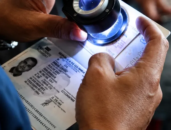 Proceso de verificación de información por parte de un agente de Migración Colombia.