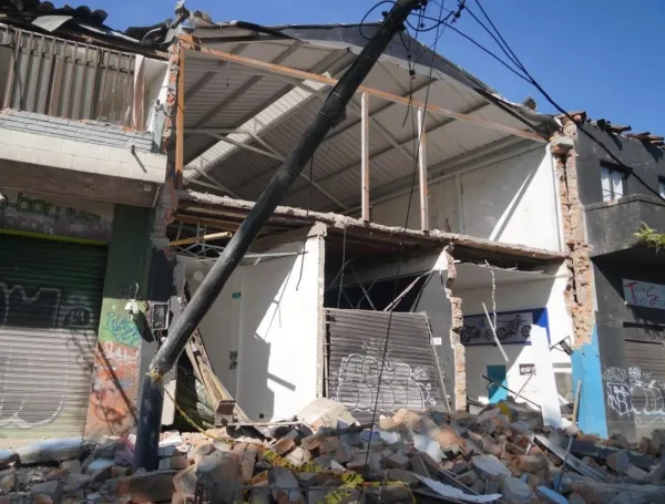 Destrucción en las calles de Pereira tras fuerte terremoto.