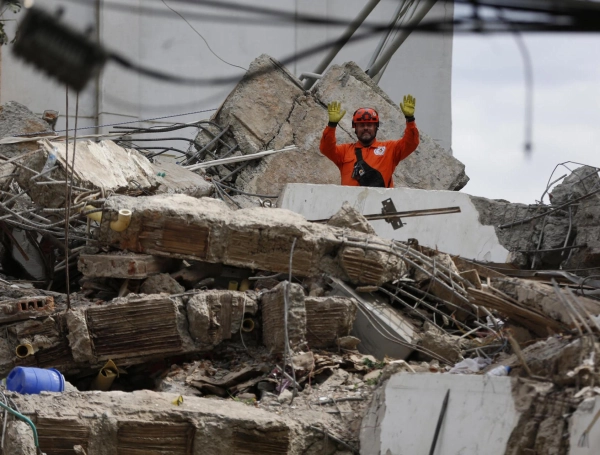 Brigada de socorristas mexicanos Los Topos Aztecas en Cali tras el terremoto.
