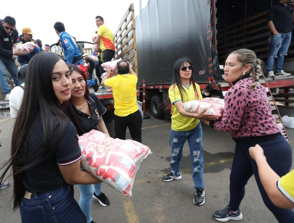 Entrega de ayudas en El Campín para los damnificados del terremoto en Colombia.