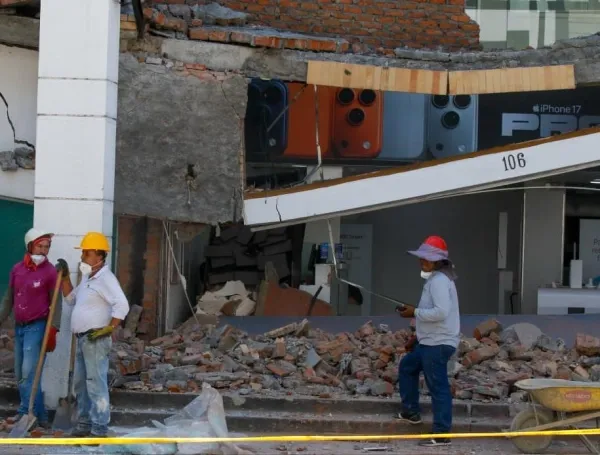 Labores de búsqueda y rescate en Cali tras el terremoto