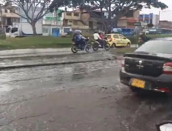 Las fuertes lluvias de la mañana de este lunes dejaron encharcamientos en algunos corredores de Bogotá.