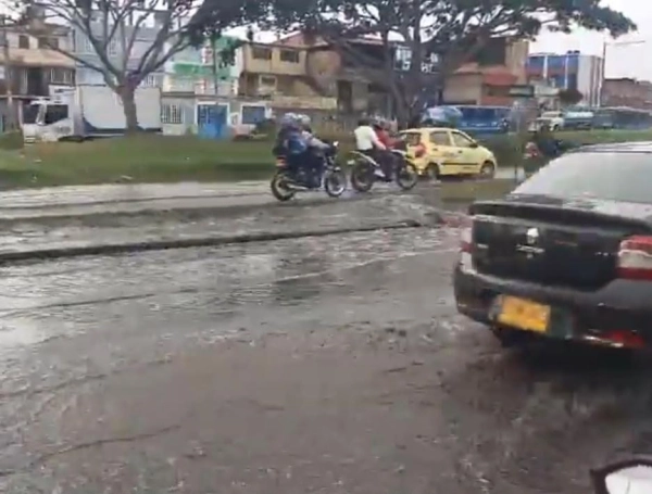 Las fuertes lluvias de la mañana de este lunes dejaron encharcamientos en algunos corredores de Bogotá.