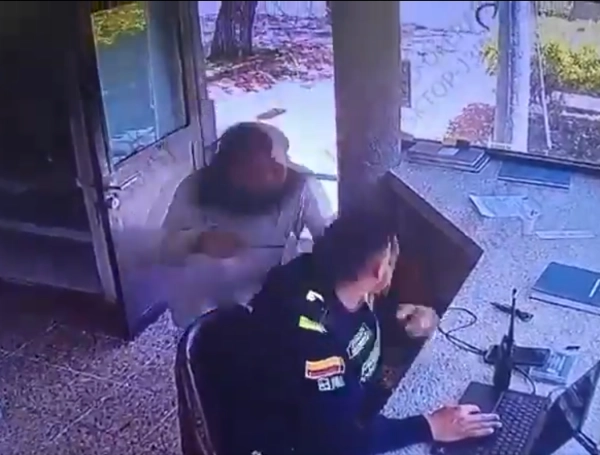 Ataque con arma blanca a un policía en un CAI de Bogotá
