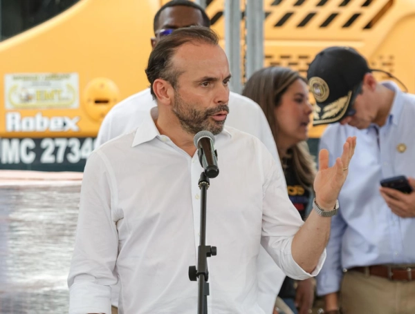 El alcalde Alejandro Eder, ante el presidente Abelardo De La Espriella, en Cali, el 28 de agosto.