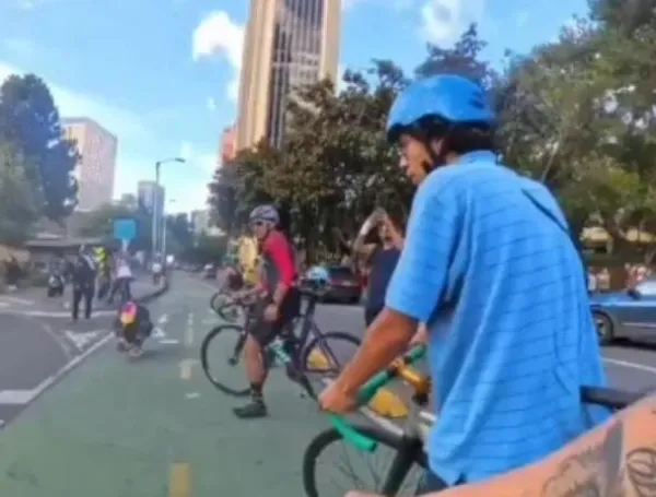 Piques ilegales de ciclistas en calles de Bogotá.