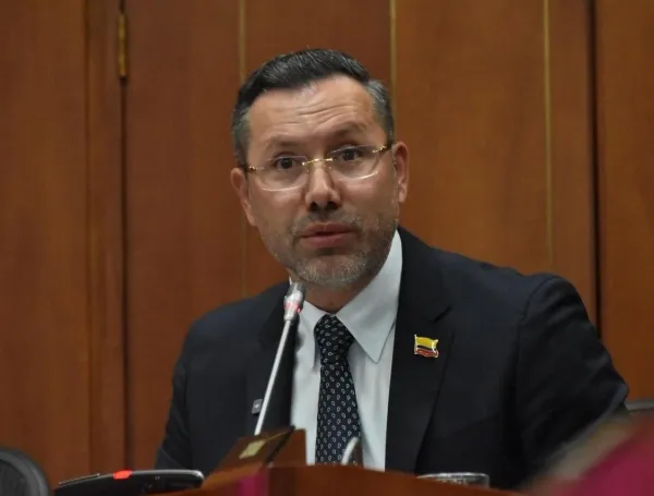 Ministro de Vivienda, Jaime Andrés Beltrán, durante debate de control político en la Comisión Séptima del Senado