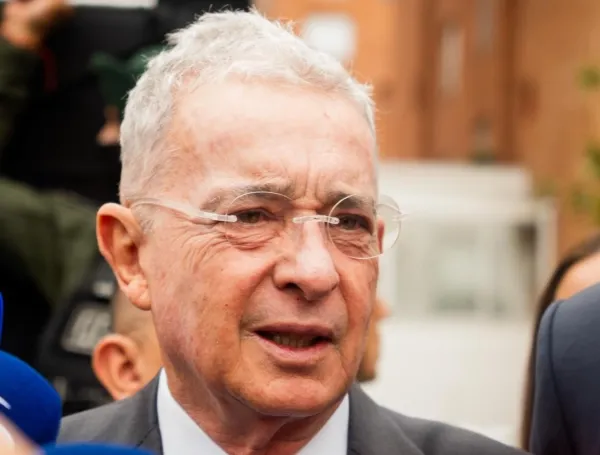 Expresidente Álvaro Uribe llega a indagatoria en la Fiscalía por las masacres de El Aro y La Granja.