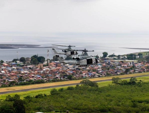 Dos helicópteros sobrevuelan por Tumaco.
