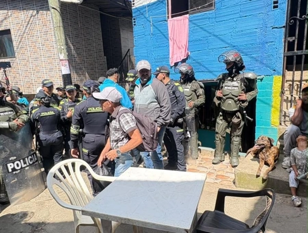 Autoridades hacen presencia en Manrique para desalojar viviendas en riesgo.