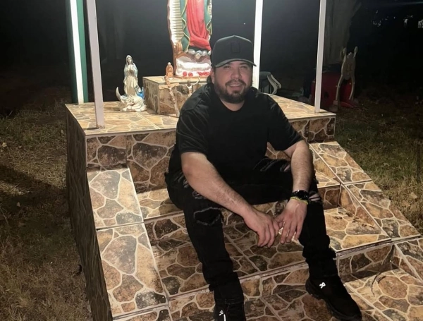 Asesinan a reconocido creador de contenido mientras trabajaba en el local de su familia: el atacante huyó en motocicleta