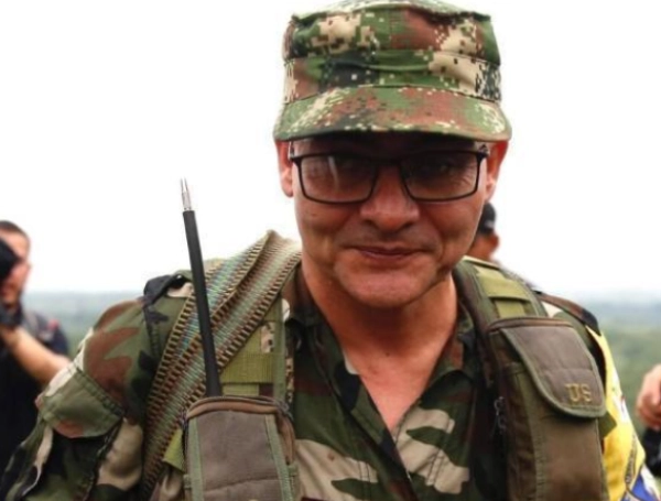 Alias Iván Mordisco, jefe de las disidencias de las Farc, y sus hermanos Andrés y José Manuel Vera Fernández.