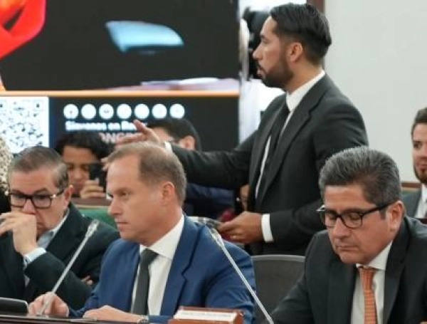 Héctor Olimpo Espinosa Oliver, centro, senador responsable del debate
