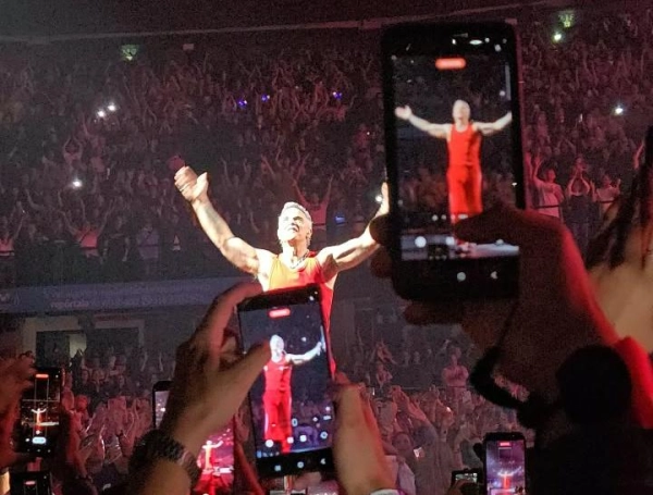 Robbie Williams performed for the first time in Colombia, on the night of Sunday, September 20, at the Movistar Arena in Bogotá.