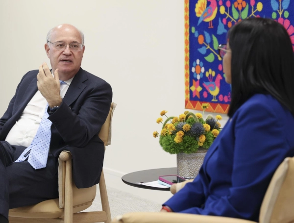 Delcy Rodriguez (d), hablando durante una reunión con el presidente del Banco Interamericano de Desarrollo (BID), Ilan Goldfajn, este lunes en Nueva York (Estados Unidos).