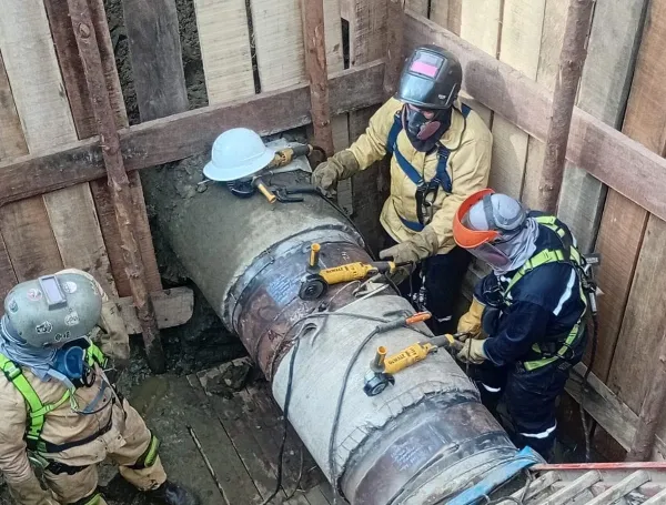 Avanzan las labores de reparación en la tubería dañada.