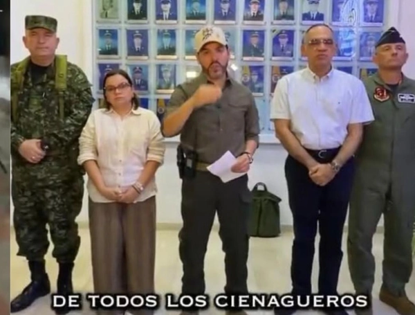 El presidente De La Espriella a su llegada a Santa Marta con el arma en la cintura.