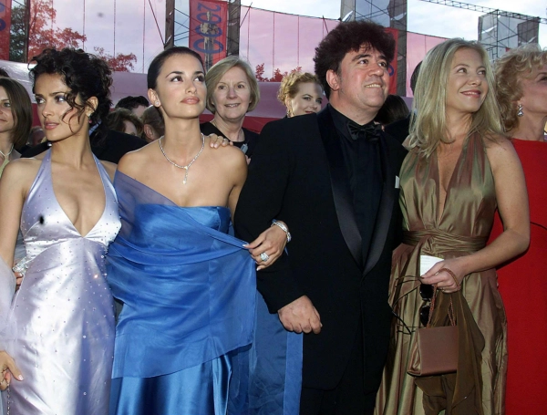 Las actrices de 'Todo sobre mi madre' y su director, Pedro Almodóvar, a su llegada a los premios Óscar del 2000.