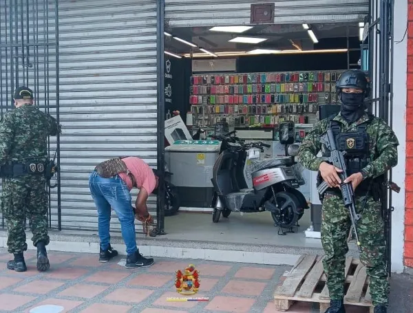 Fuerza Pública en zona comercial de Santa Marta.