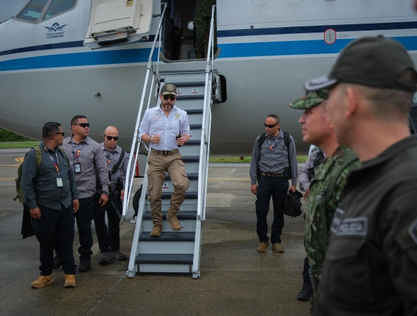 Abelardo De La Espriella con su ya característico radio desciende del avión presidencial.
