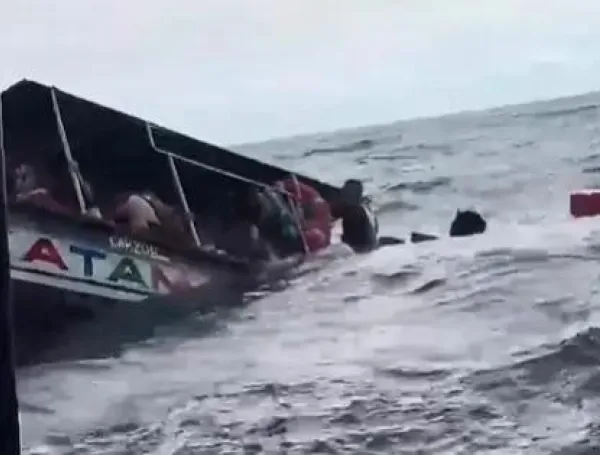 La Dirección General Marítima (Dimar) confirmó el volcamiento de una lancha que transportaba turistas en aguas de Santa Marta, un accidente que generó momentos de tensión después de que sus ocupantes terminaran en el mar y que, por fortuna, no terminó en tragedia.