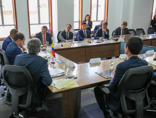 Visita a Colombia de Nigel Clarke, subdirector gerente del FMI, quien se reunió con el vicepresidente de la República, José Manuel Restrepo, y el ministro de Hacienda, Miguel Gómez.