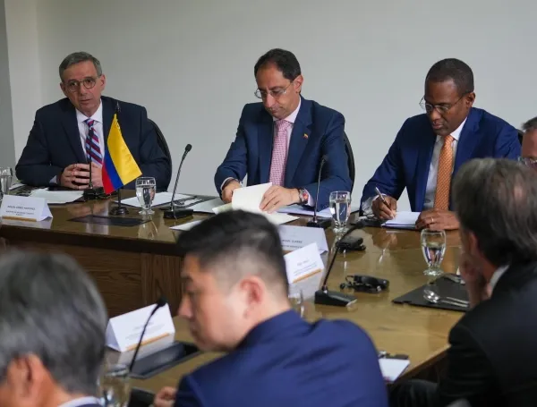 Visita a Colombia de Nigel Clarke, subdirector gerente del FMI, quien se reunió con el vicepresidente de la República, José Manuel Restrepo, y el ministro de Hacienda, Miguel Gómez.