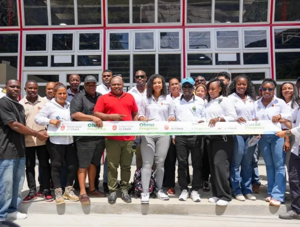 La Gobernadora del Chocó, junto a su equipo, en la entrega de la terminal aérea de Bahía Solano.
