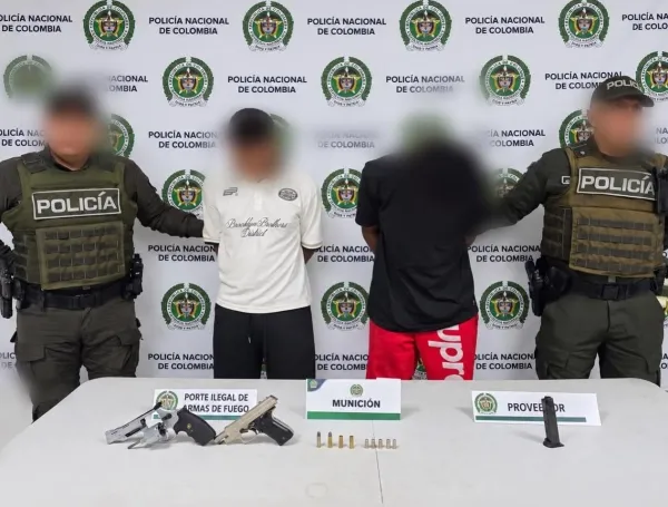Foto suministrada por la Policía de la captura de dos personas, el 27 de septiembre en Villa Rica, Cauca.