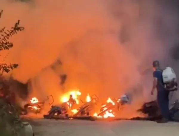 Los bomberos de Palermo y Neiva acudieron al lugar para controlar el fuego.